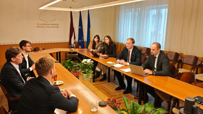 Sarunu dalībnieki pie galda